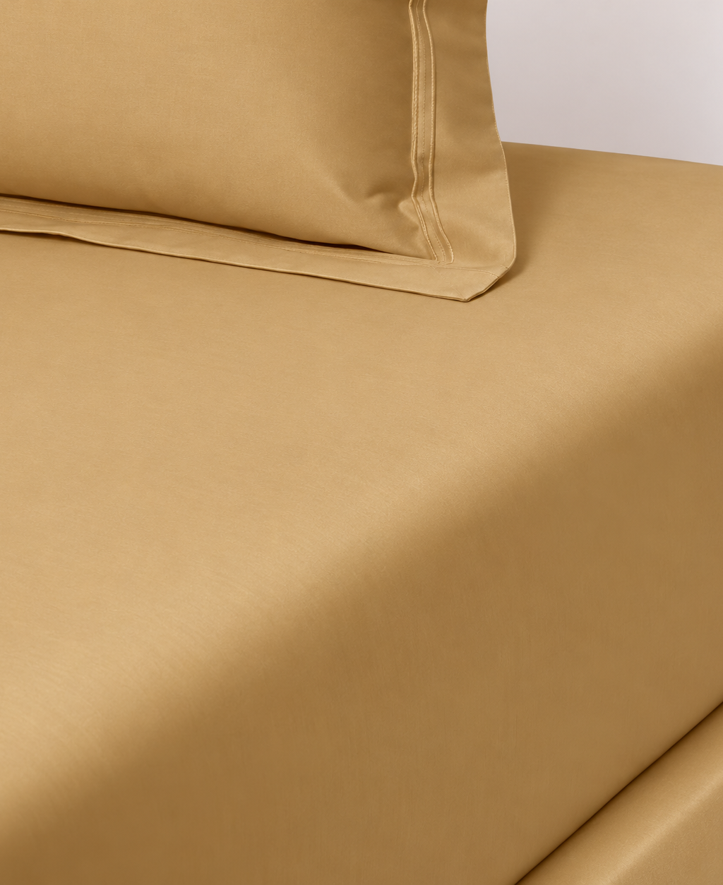 Triomphe gold double fitted sheet