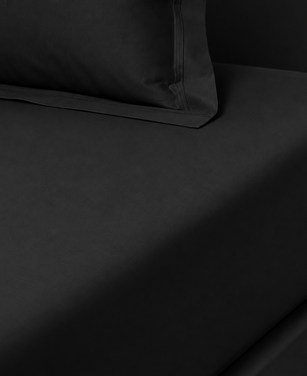 Triomphe black queen fitted sheet